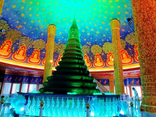 ไหว้พระพุทธรูปองค์ใหญ่ ตระการตาเจดีย์แก้วมรกต