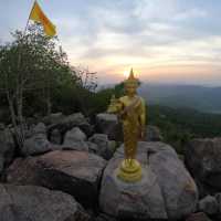 เขาพระยาเดินธง 