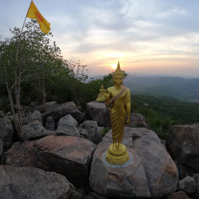 เขาพระยาเดินธง 
