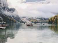 พายเรือเล่นที่ทะเลสาบ Lego di Braies -Dolomie