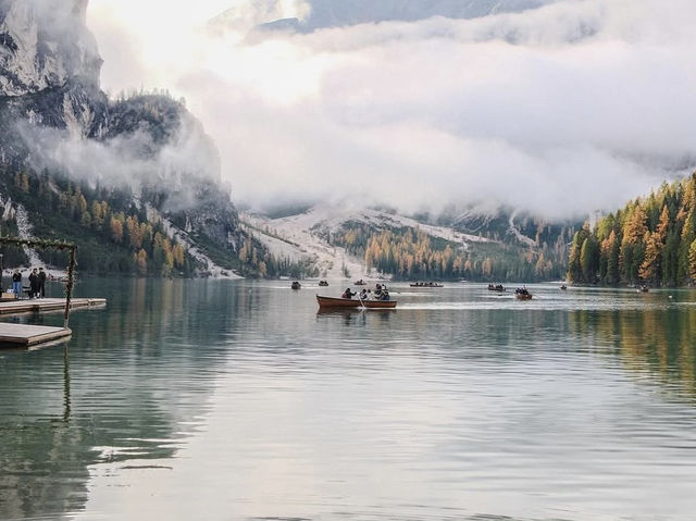 พายเรือเล่นที่ทะเลสาบ Lego di Braies -Dolomie