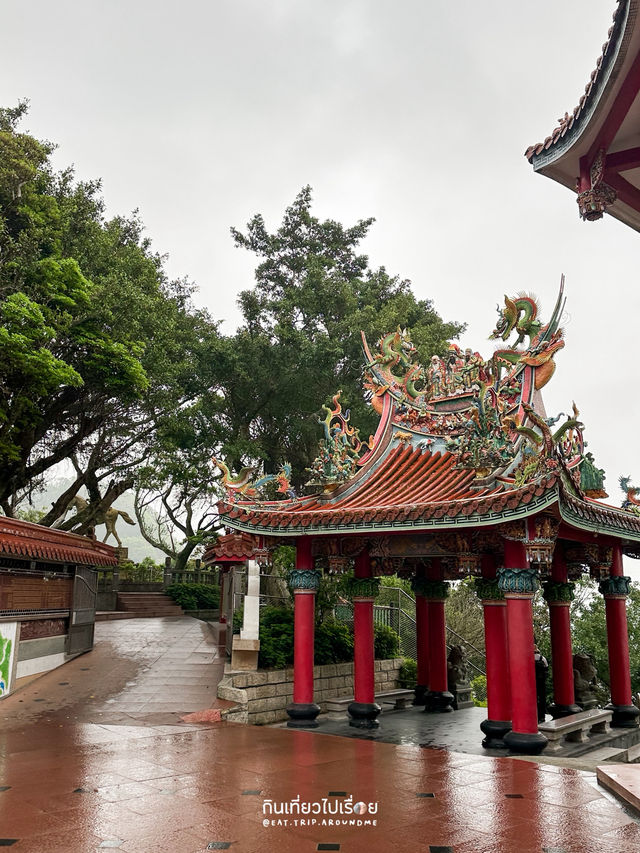 ไหว้พระในวันที่ฝนพรำ บรรยากาศสงบอย่างบอกไม่ถูก