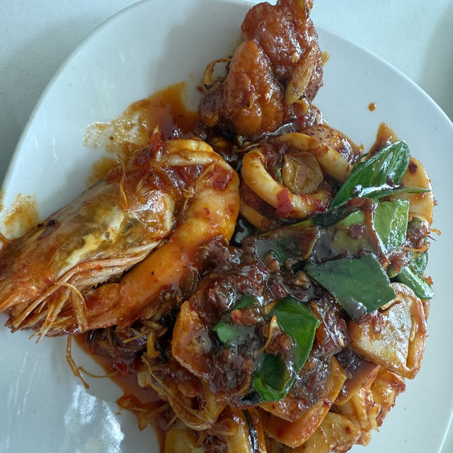 สัตหีบ: Amezon ในค่ายทหารและร้านอาหารรสมือแม่