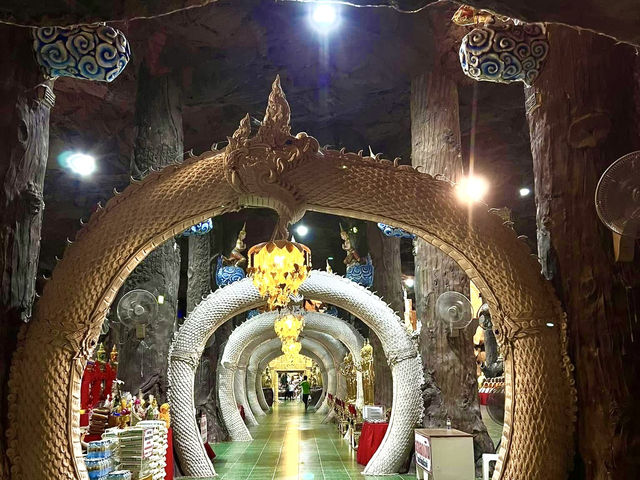 神秘に満ちた白いナーガに出会う、心洗われる旅。