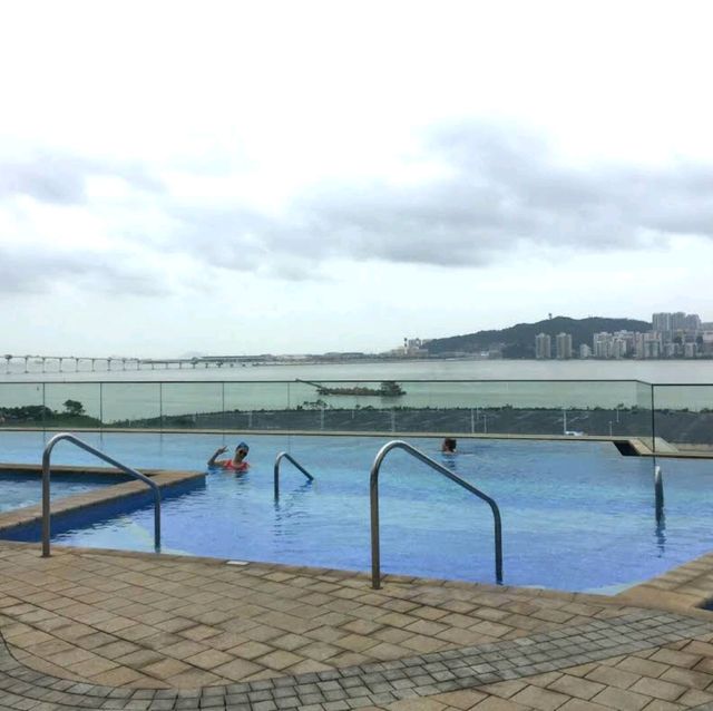 澳門文華東方酒店 Mandarin Oriental – 無邊際湖景泳池