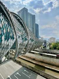 City heat, skyline dreams: Midday moments at Pintasan Saloma