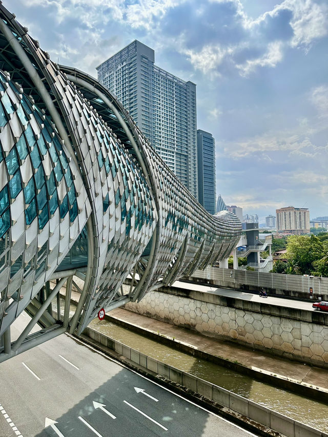 City heat, skyline dreams: Midday moments at Pintasan Saloma