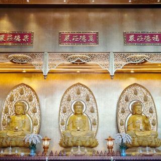 วิหารกลาง พระพุทธไตรรัตน์ (ซันเป่าฝอ)