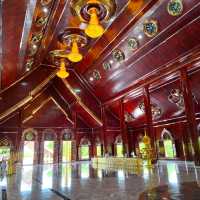 อุโบสถไม้แดง วัดพระพุทธแสงธรรม