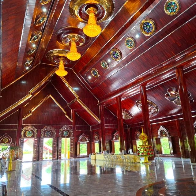 อุโบสถไม้แดง วัดพระพุทธแสงธรรม