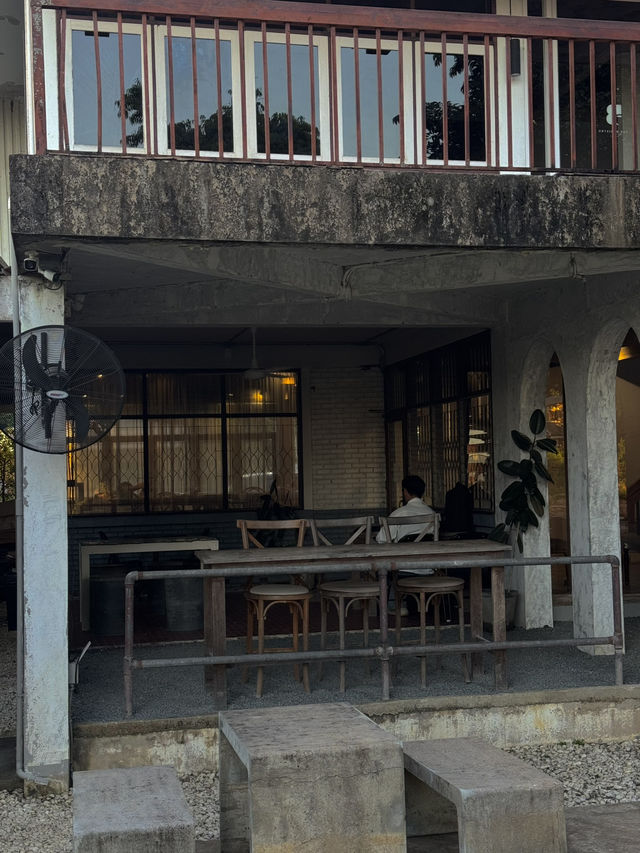 ร้านกาแฟมู้ดดี ริมแม่น้ำปิง เชียงใหม่ ☕️🌳