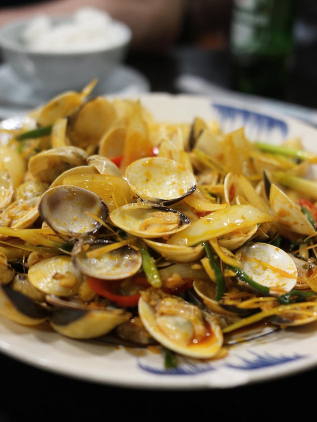 【峴港人氣海鮮餐廳🦀 專人桌邊剝蟹蝦、活海鮮現撈即煮，體驗感與鮮味同步拉滿！】