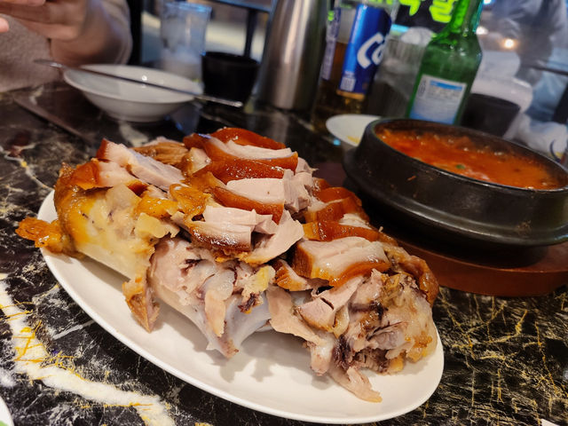 한번 먹으면 계속 손이 가는 족발이 있다?!