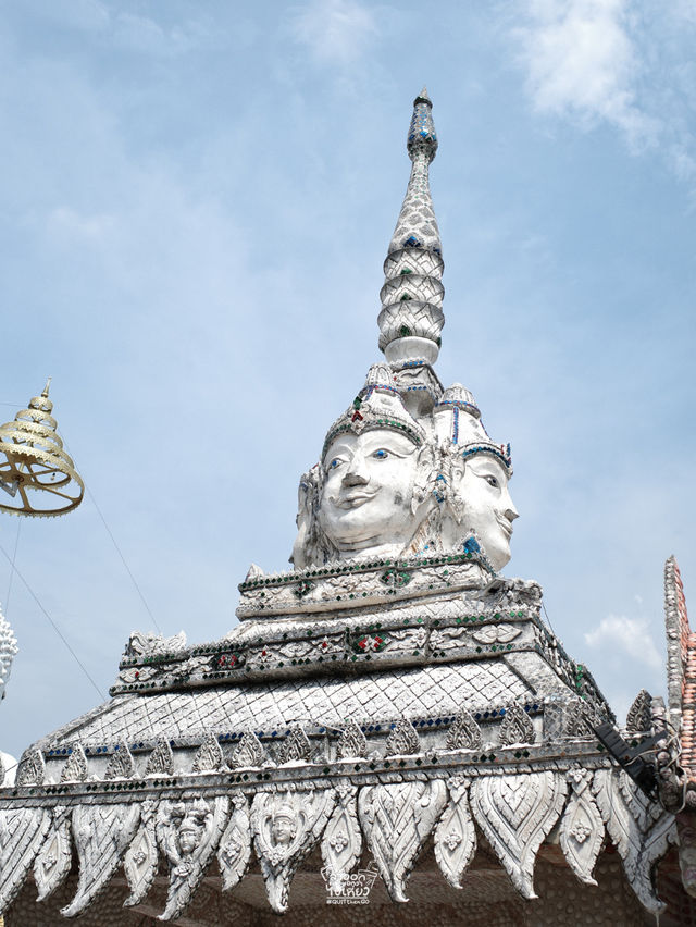 ชวนเที่ยวโบสถ์สีขาวที่ประดับด้วยเปลือกหอยนับล้าน