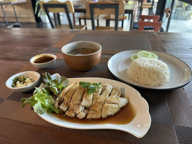 【Akai8（อาไก่แปด）｜チェンマイ“シンガポール式！肉厚カオマンガイの新店”】