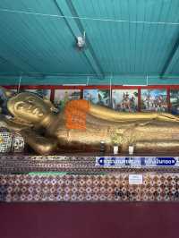 【タイ・チェンマイ ワット・ムーングンコーン】静かなる黄金の涅槃仏に見守られて