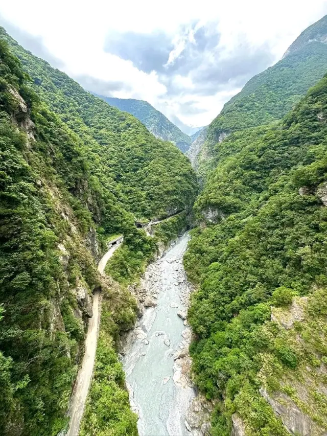 Walk Above the Trees on Bulowan Shanyue Suspension Bridge
