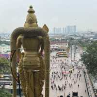 ⛰️ クアラルンプールの超人気スポット! ここは「バトゥ洞窟(Batu Caves)」✨