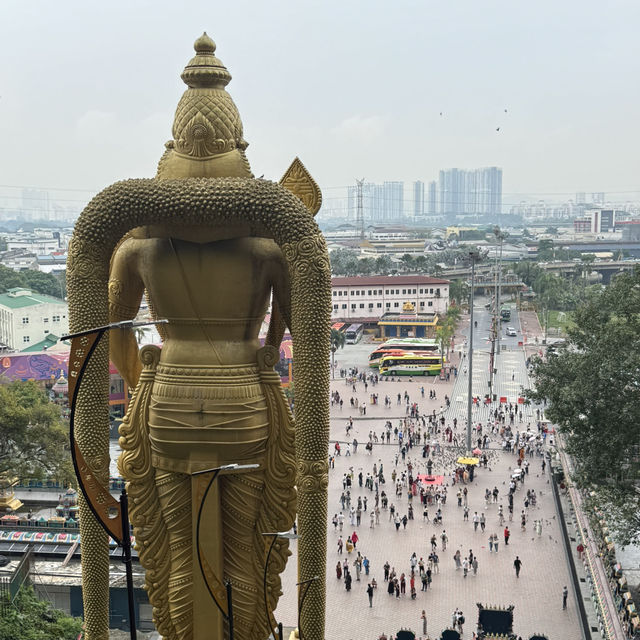 ⛰️ クアラルンプールの超人気スポット! ここは「バトゥ洞窟(Batu Caves)」✨ ⛰️ クアラルンプールの超人気スポット! ここは「バトゥ洞窟(Batu Caves)」✨