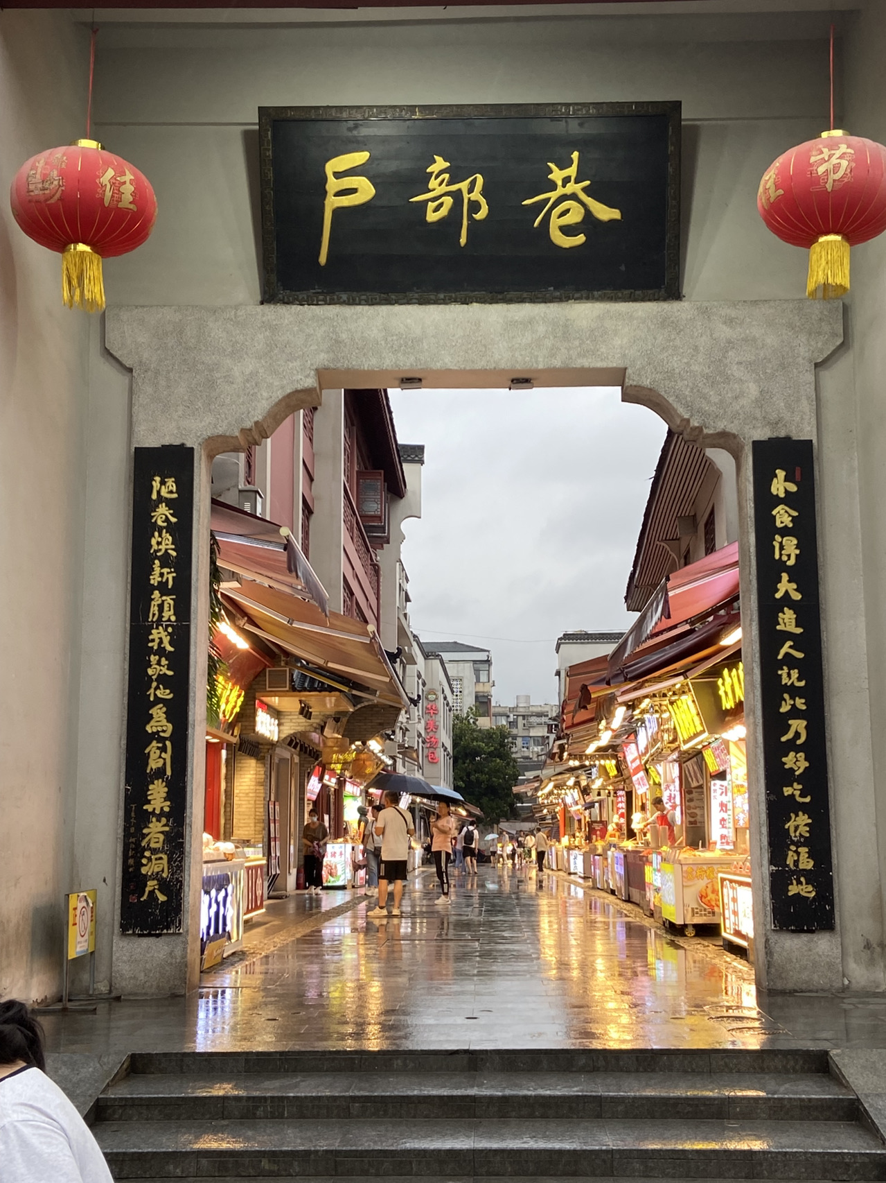 武漢是中國中部的重要城市，被稱為「九省通衢」，歷史文化悠久，也是長江與漢水交匯之地。到訪武漢，首先不能錯過黃鶴樓，這座千年名樓自古以來便是文人雅士的靈感來源，登高遠眺，江景一覽無遺。若想體驗自然風光，可以前往東湖，湖面遼闊、四季景色各有魅力，特別是春天櫻花盛開，吸引無數遊客。武漢還有充滿青春氣息的武漢大學，以櫻花大道聞名，是春日最美的校園之一。想體驗在地生活，不妨走訪戶部巷，這裡匯聚了各種地道小吃，像熱乾麵、豆皮、鴨脖等，都是必試的美味。夜晚可到長江大橋觀賞兩岸燈火，感受大江大河的磅礴氣勢。武漢兼具古韻與現代風貌，是一座值得細細品味的城市。