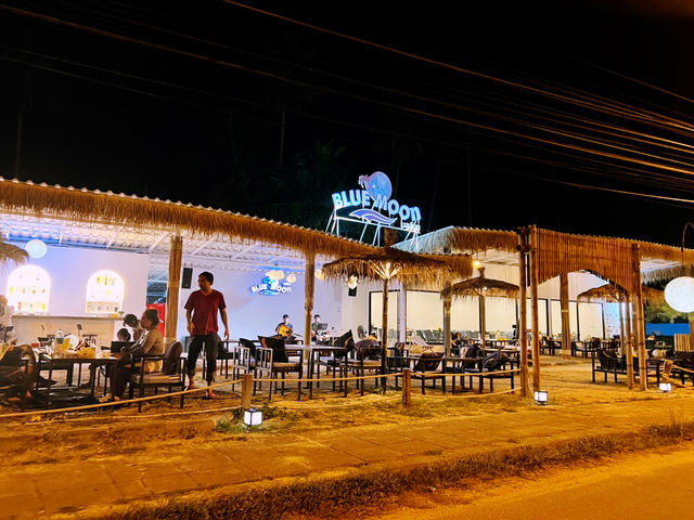 Blue Moon ร้านชิลเปิดใหม่ หาดทุ่งวัวแล่น