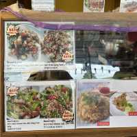 ฟินสองเมนู ข้าวขาหมู + หมูกรอบ หน้าหมู่บ้านถวาย