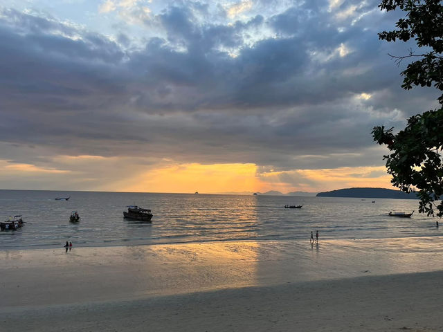 🌴🌊 Ao Nang Beach – Krabi’s Vibrant Seaside Escape 🏖✨