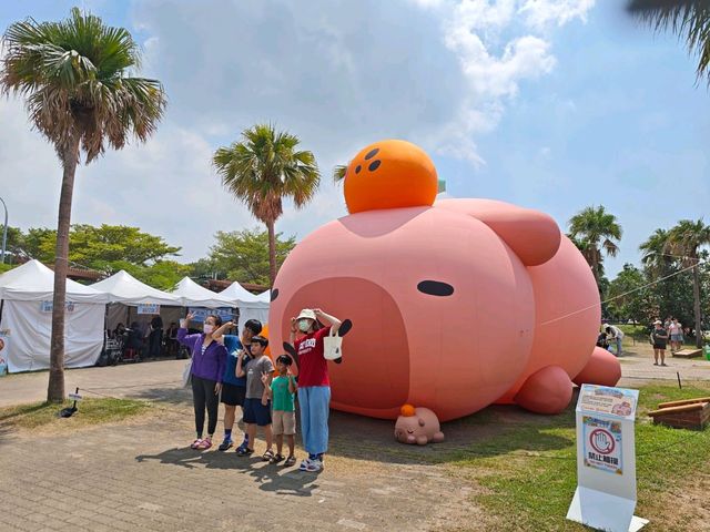 安平港灣的最萌療癒擔當#安平漁人碼頭「2025卡比胖拉出沒注意！臺南萌翻天」-臺南市安平區
