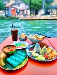 🥪☕🥦🌶️🍜🫛🥃🍗🥒🍛Savouring Local Delights at a Cozy Riverside Cafe in Malacca.