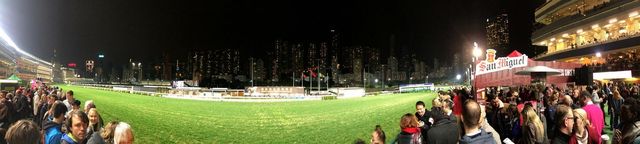 Happy Valley Racecourse - Superb restaurant in the atmosphere of Running Horse