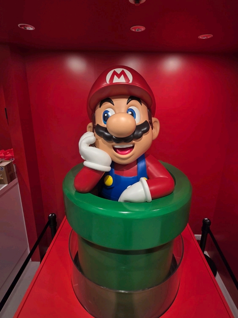 #November Good Places 2025
📍70s out, the first time to step into the flagship Nintendo licensed goods center (Taipei Shin Kong Mitsukoshi A11 store)! Once you walk to the door, you are immediately sucked by the super eye-catching Switch game console, really seen from a distance.
🎀The largest Nintendo peripheral sanctuary in Taiwan is here! Whether it's a cute Pikmin velvet pendant, a Mario night light, a super underpaid Alarmo alarm clock, a sprint mushroom doll... everything is super-in to take home. It's really a paradise for video game fans 😍😍
📍Gesden Nintendo Licensed Items Flagship Center A11
📍Located at: Shin Kong Mitsukoshi Taipei Xinyi Xintiandi A11
🎉 This Christmas, you must come to Xinyi District for a pilgrimage + check-in! Grab your friends to go shopping and play crazy!
#TaipeiFamilyTravel #TaipeiTravel #tripmoments #TaipeiTrip #TaipeiTravel #Taipei Attractions #Taipei Shin Kong Mitsukoshi Xinyi New World