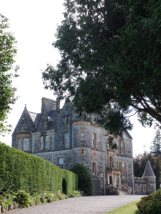 遊客排隊親石頭還要收費/布拉尼城堡