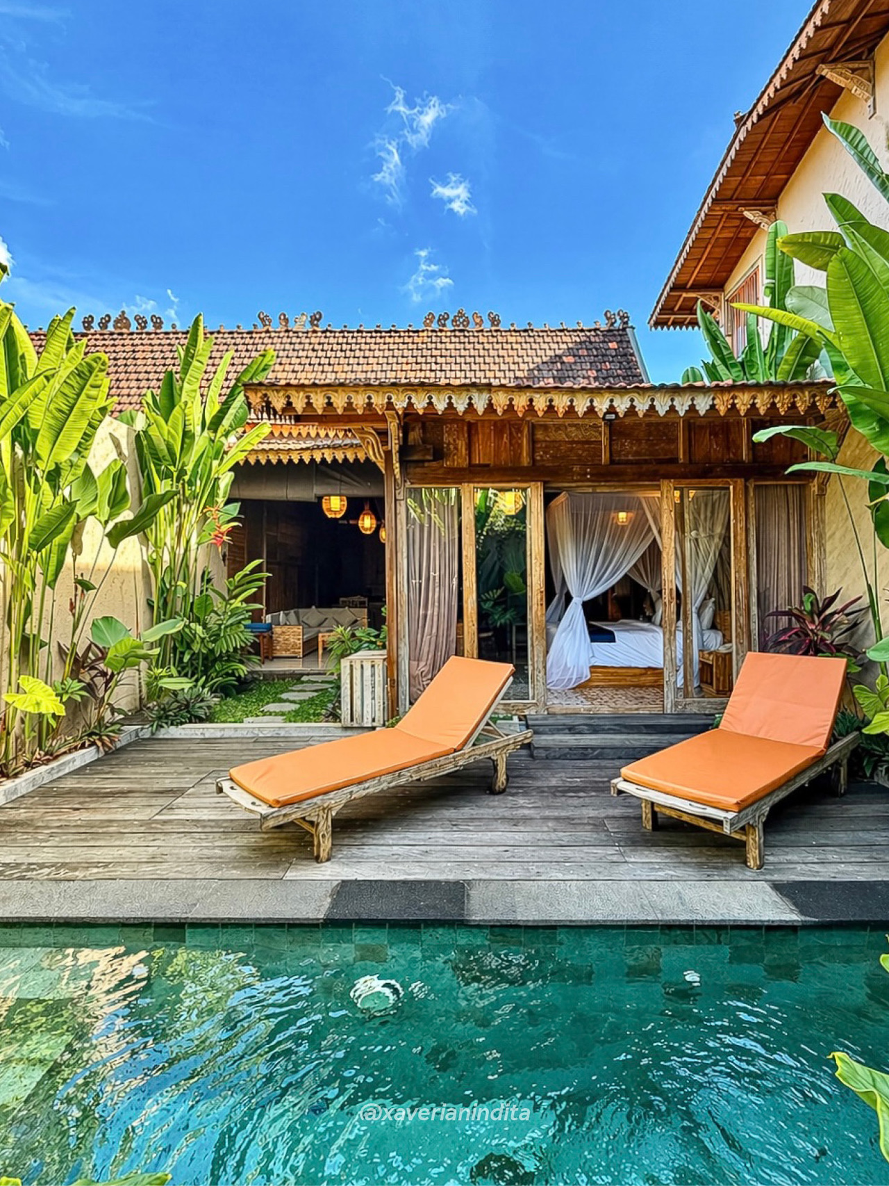 Lowkey hidden gem di Ubud. Villa yang baru dibangun dengan kolam renang pribadi. Bersih, segar, dan masih terasa gress banget.
Dekat pusat Ubud, jadi gampang kalau mau ke mana-mana, tapi di dalam suasananya tenang, damai, dan bikin rileks (healing).
Kolam renang pribadinya juara banget, dan floating breakfast-nya manis sekali. Kalau kamu lagi cari villa dengan kolam renang pribadi di Ubud yang dekat dengan segalanya tapi tetap tenang, villa ini wajib masuk daftar pilihanmu.
Tipe kamar: Villa satu kamar tidur dengan kolam renang pribadi (Villa Yudistira)
villa permata tersembunyi