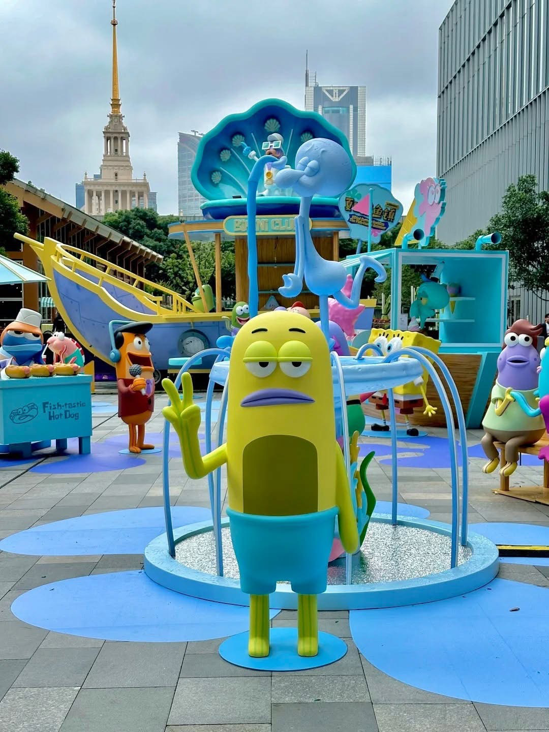 Siapa bilang kamu harus menyelam ke dasar laut untuk mengunjungi Bikini Bottom? Di Shanghai, para penggemar SpongeBob bisa langsung masuk ke dunia bawah laut penuh warna yang terinspirasi dari salah satu serial animasi paling legendaris sepanjang masa.

Sejak saat pertama menjejakkan kaki di sini, kamu akan merasa seolah-olah masuk ke kota asal SpongeBob. Terumbu karang yang cerah, dekorasi laut yang unik, serta landmark yang sudah tidak asing lagi berhasil menghidupkan dunia SpongeBob SquarePants, menciptakan momen nostalgia yang seru bagi anak-anak maupun orang dewasa.

🍔 Selamat Datang di Krusty Krab

Salah satu daya tarik utamanya adalah replika nyata dari Krusty Krab yang ikonik. Entah itu untuk berfoto ria, berburu merchandise unik, atau sekadar mengenang memori masa kecil, tempat ini dijamin akan membuatmu tersenyum lebar.

📸 Surga bagi Penggemar SpongeBob

Kamu bisa berpose di depan rumah nanas SpongeBob, bertemu dengan karakter favorit, dan menjelajahi area imersif yang penuh detail persis seperti di kartunnya. Setiap sudutnya sangat estetik dan cocok banget buat koleksi foto kamu.

🎡 Lebih dari Sekadar Area Bertema

Di sini tersedia berbagai atraksi interaktif, hiburan keluarga, makanan bertema unik, hingga suvenir eksklusif. Cocok banget jadi tujuan wisata buat kamu yang sedang liburan bareng anak-anak atau buat kamu yang dulu hobi nonton SpongeBob sepulang sekolah.

✨ Nostalgia Masa Kecil yang Berkesan

Terkadang, tempat wisata terbaik bukanlah yang paling megah, melainkan yang bisa membawamu kembali ke masa kecil yang indah. Mengunjungi Bikini Bottom di Shanghai adalah cara sempurna untuk mengenang memori masa kecil sambil menikmati salah satu atraksi paling ceria di kota ini.

📍 Shanghai, Tiongkok
🧽 Terinspirasi oleh SpongeBob SquarePants
🍔 Krusty Krab • 📸 Spot foto • 🎡 Seru untuk keluarga