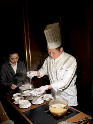 Zhen Ting Chaozhou Cuisine

A flagship Chaozhou restaurant under the "Zhi Ting Catering Group," established in 2020, it has been a "Black Pearl One Diamond" restaurant for many consecutive years and has also won prestigious awards such as "Best Restaurant Space Design Award" and "Golden Phoenix Guangdong Restaurant Guide Restaurant of the Year."

The Chinese restaurant 🍽 is helmed by Chef Xu Zhenkun 👨🏻🍳, a senior chef from Shantou Donghai Restaurant. Adhering to the principle of "strictly following the seasons and returning to simplicity," it uses the most authentic Chaozhou ingredients to inherit the thousand-year-old Chaozhou culture, ensuring every bite is pure and genuine. 💫

Recently, they launched a new menu! This evening, I was fortunate to try the chef's personally designed "secret menu" with friends. The presentation was exquisite and high-quality, featuring seasonal ingredients—each dish a masterpiece of craftsmanship ❤️. Thank you to the directors and PR team for their warm hospitality 🫶🏻. It was a delightful and surprising gathering! 🥳

Design Art | Eastern Philosophy and Aesthetics Designed by master designer Ju Bin, the space combines the concepts of "strength and softness," resulting in a restaurant design that is understated yet luxurious and tasteful. ✨ Adorned with Chaozhou wood carvings, embroidery, antique vases, and ink calligraphy, the space feels like an art gallery, bringing aesthetic elements into the dining experience. It's not just a treat for the taste buds, but also an art form of dining.

【Chaozhou Style Chronicles • Summer Roll】 Appetizers
🔸Stir-fried White Shrimp with Olive Vegetables
🔸Beef Tendon with Scallions
🔸Chaozhou Raw Marinated Rice Crab
🔸Nan'ao Pearl Melon with Seaweed
🔸Guava Crispy Grouper Maw

🔸Delicacy Soup | Wild Stonefish and Yellow Skin Soup
🔸Exquisite Dishes | Crispy Fried Shark Fin

Hot Dishes
🔸Stir-fried Goose Intestines and Pork Tripe Tips with Sauce
🔸Stir-fried Dried Flounder with Red Peppers
🔸Snow Crab and Potato Cake
🔸Apple and Loofah Stew with Small Geoduck
🔸Chaozhou Lobster Cake with Pork
🔸Spicy Broth with Sesame Leaves

🔸Japanese Cuisine | Chicken Oil Mushroom and Clam Rice Cake
🔸Leisure | Salted Taro and Goose Meat Cake
🔸Sweet Treat | Summer Lychee Jelly ×××[Ting Chaozhou Cuisine]××× ©L239, 1st & 2nd Floor, East Zone, Zhuoyue Center, Fuhua Road

. #chinesefood #food #foodie #foodporn #foodphotography #ShenzhenEatDrinkPlay #ShenzhenDayTrip #ShenzhenMustVisit #ShenzhenTour