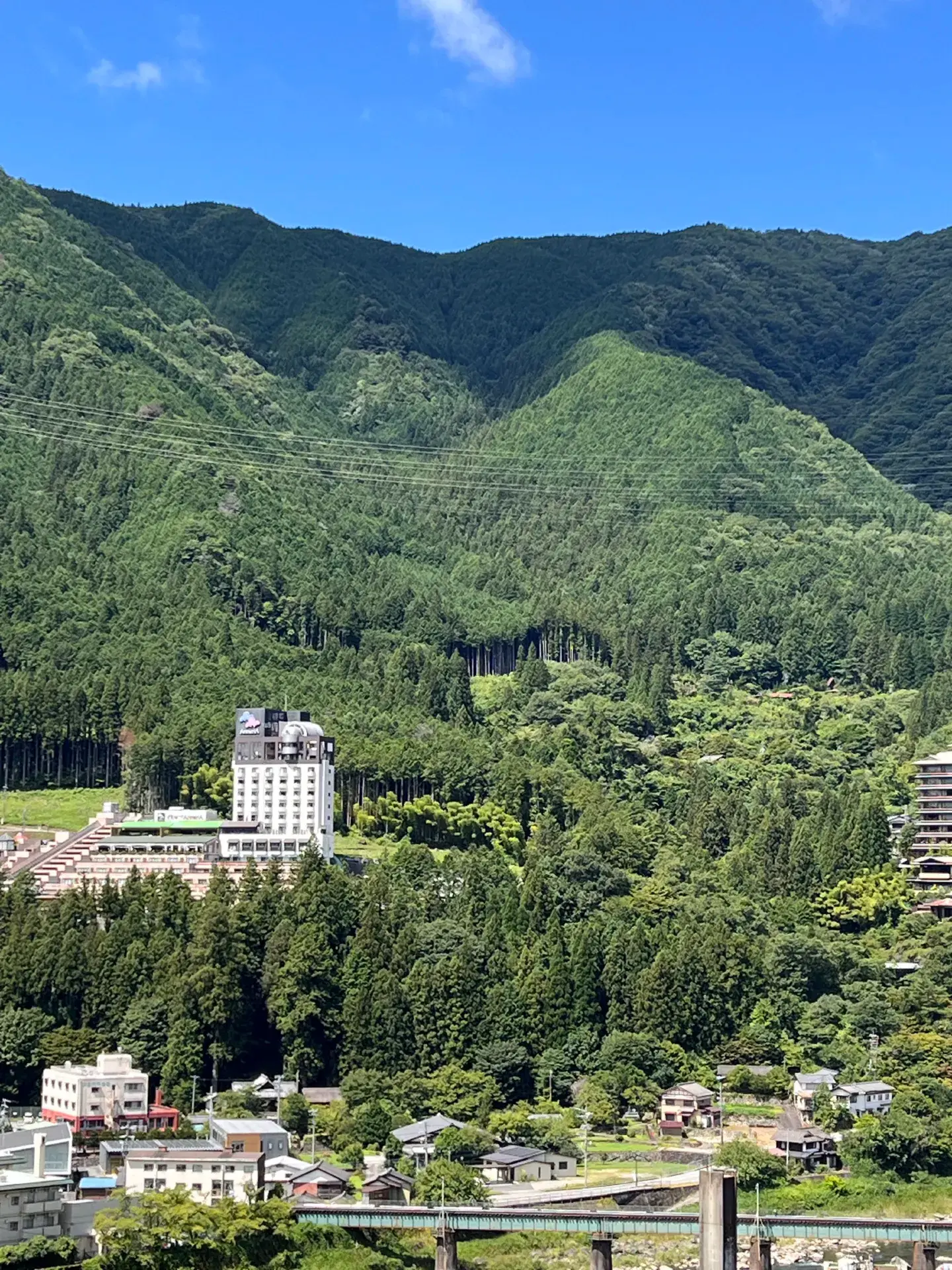 When visiting Gero Onsen, here are the top four highly recommended attractions: Gero Onsen Gassho Village. Relocated from Shirakawa-go, it recreates the traditional Gassho style.