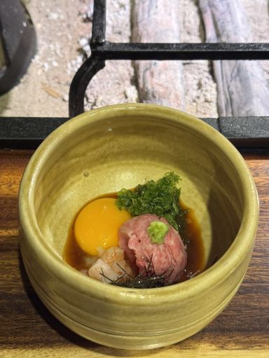 囲炉裏という最も伝統的なスタイルを初めて体験。レストランは日本の
