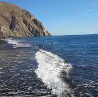 Perissa Beach in Santorini 🇬🇷