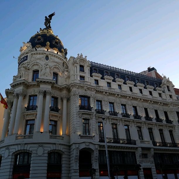 🌆🇪🇸 "Rising Elegance: Explore Madrid's Metropolis Building and Unleash its Architectural Splendor!" 🌇✨


