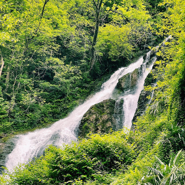 Hidden waterfall in Lake Como!