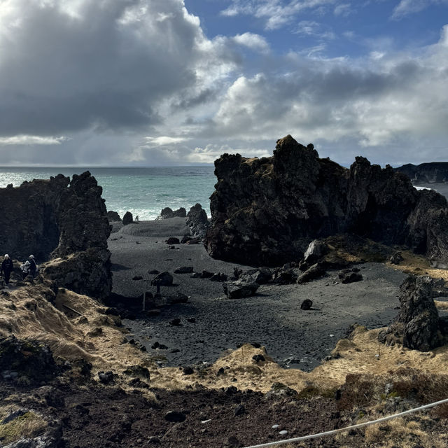 Djúpalónssandur: Iceland’s Otherworldly Black Beach with Jelly-Blue Waves and Seals