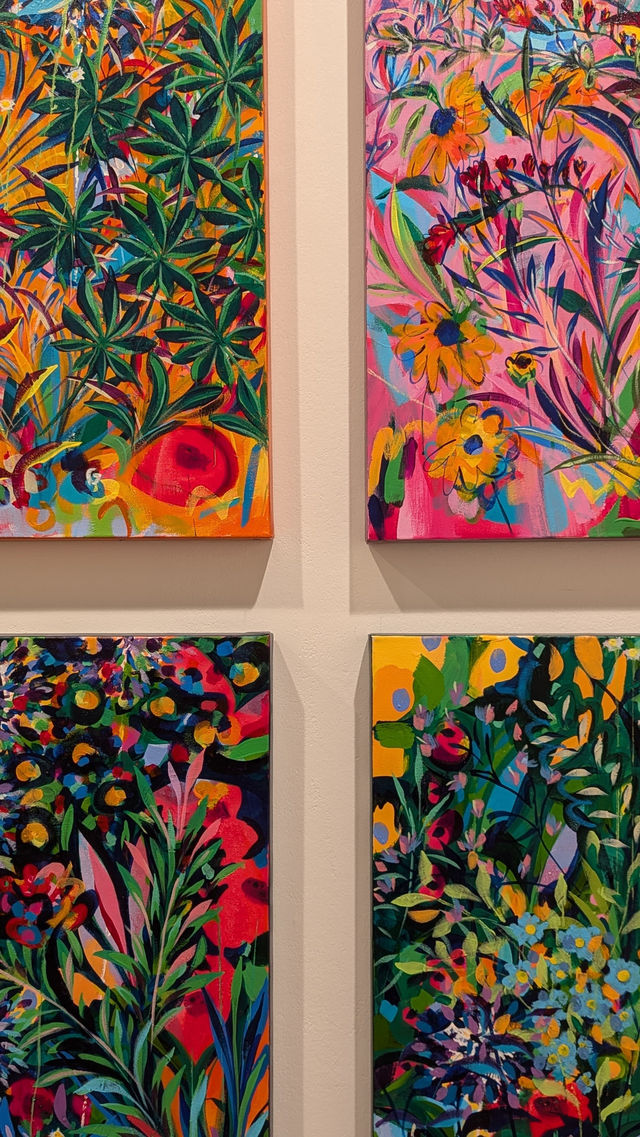 Saatchi Gallery: A Blooming Masterpiece 🌸🎨