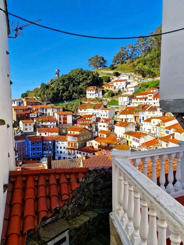 🎨 Cudillero: A Colorful Fishing Village on Spain’s Green Coast 🇪🇸✨