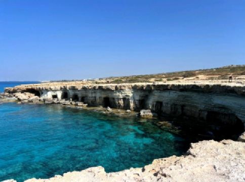 大自然在此狂野綻放：海蝕洞，阿依納帕