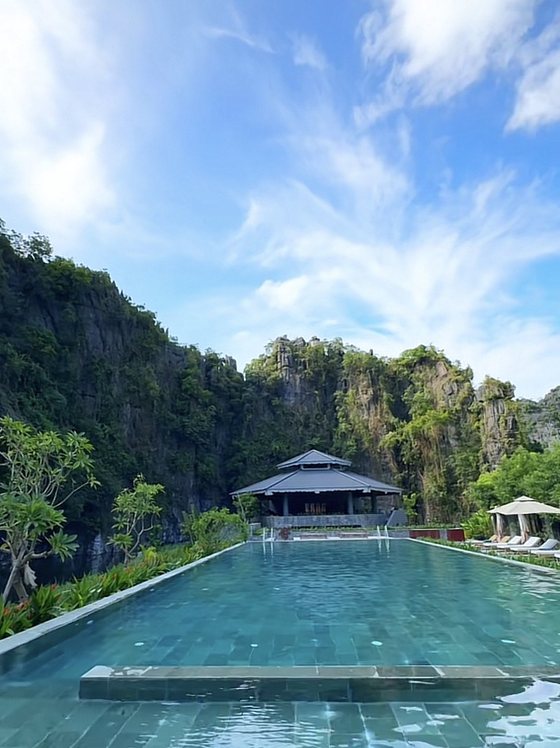 Ninh Binh: A real retreat swimming between gorgeous mountains