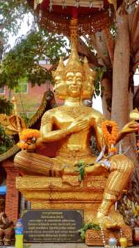 Wat Lok Moli: an ancient and niche temple in northern Thailand.