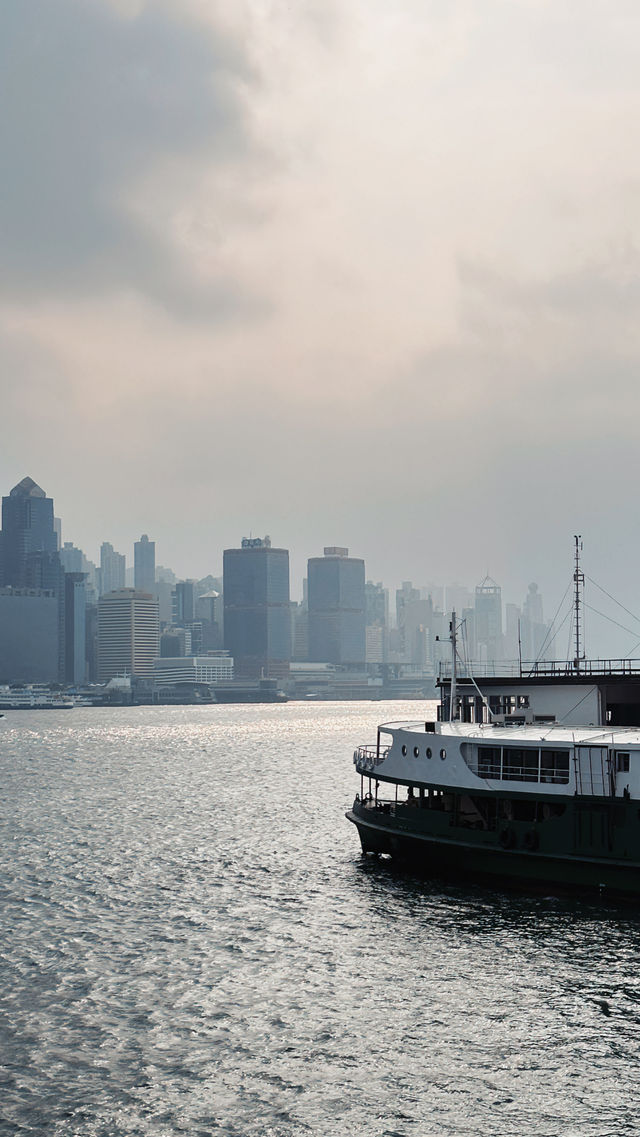 Always believe in the romance of Hong Kong 📸 Victoria Harbour.
