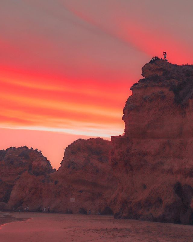 Sunset Symphony: Nature's Mesmerizing Color Palette Paints the Sky 🌅🎨