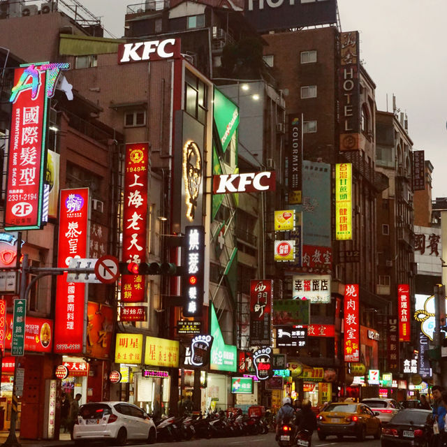 臺北必去景點西門町在人潮洶湧中看臺北街頭繁華