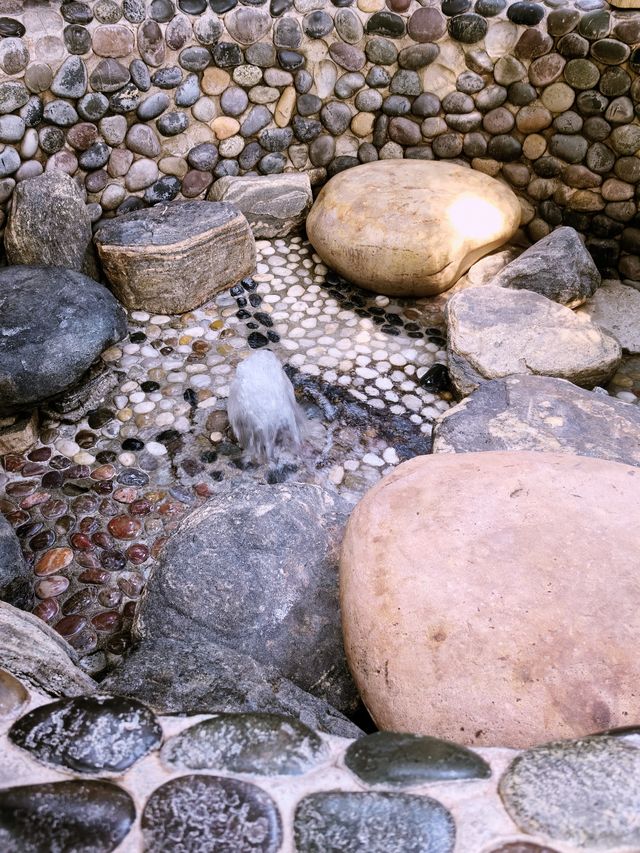 實現泡湯自由的地方—臨滄金灣半山溫泉酒店，你玩得可真花啊！